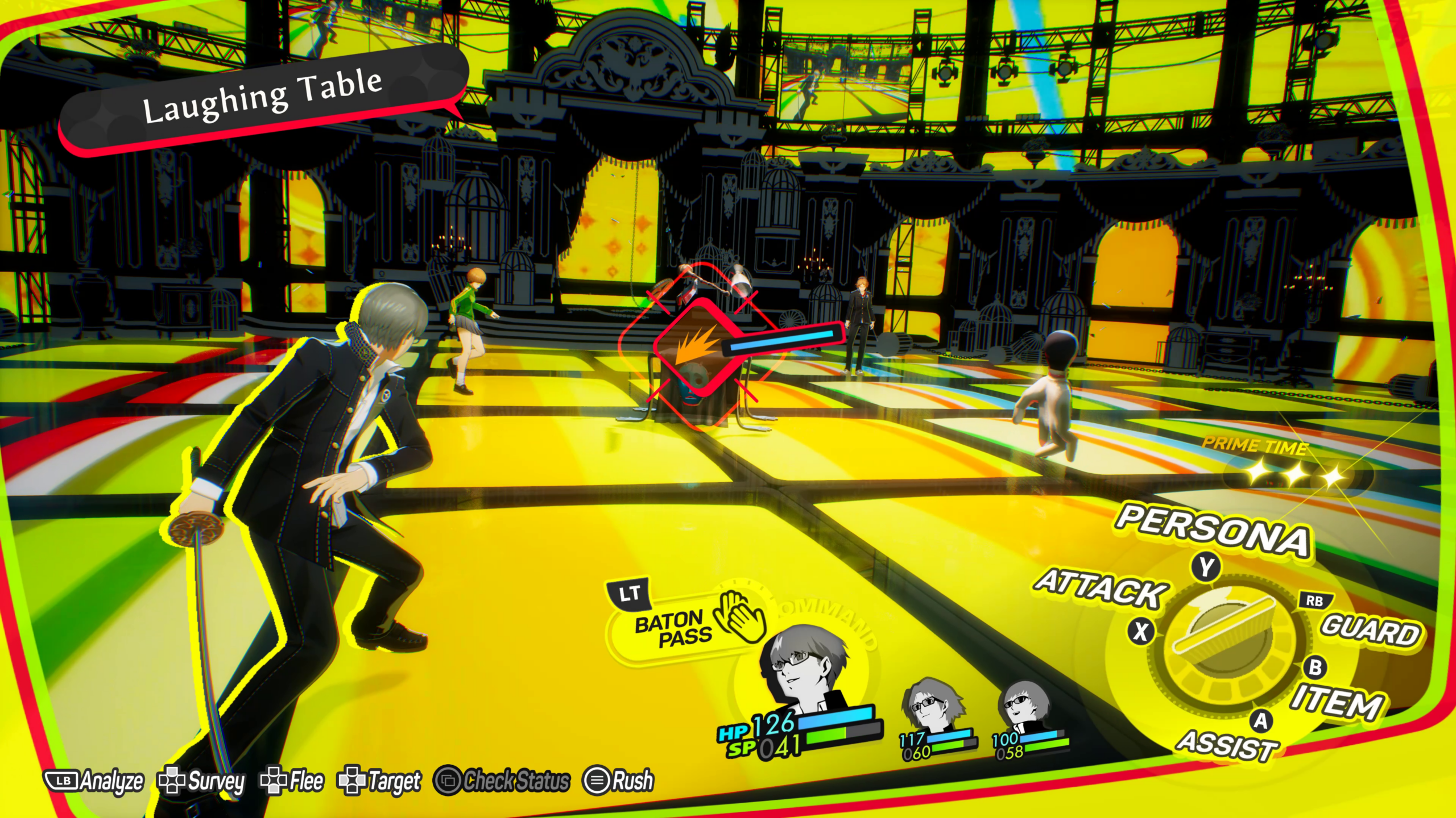 Persona 4 Kampfbildschirm. Unten rechts ist das Menü zu sehen mit den Auswahlmöglichkeiten "Persona", "Angriff", "Guard", "Item" und "Assists". Daneben sind die 3 aktuell gespielten Charaktere mit einem kleinem Bild, Ihren HP & SP und "Baton Pass" ist als Option verfügbar. Im Hauptteil des Bildschirms sieht man den aktuellen Charakter der am Zug ist und in der Mitte den Gegner 